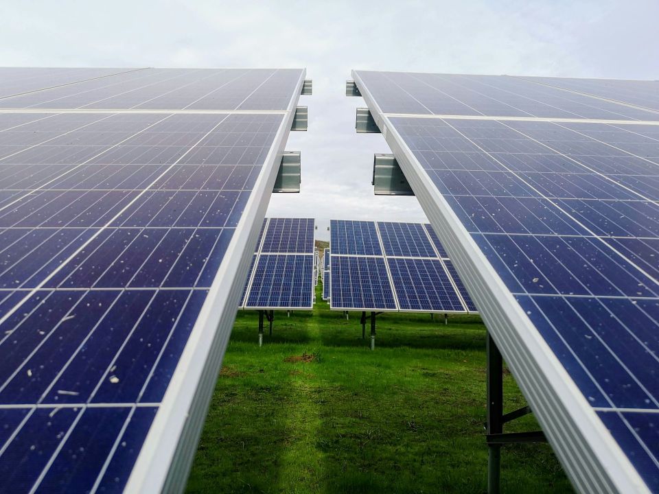Feld mit Solarpaneelen, Heliosphere Energietechnik GmbH
